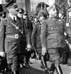 Hitler y soldados Nazis